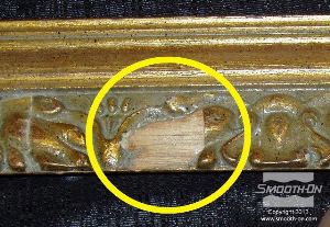 לחיצה להגדלת תמונה מסגרת תמונה עתיקה שחסר בה חלק קטן. 