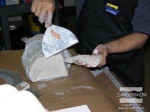 לחיצה להגדלת תמונה מתחילים את התהליך בחתיכה של רצועות חימר מעצבים שישמשו כ