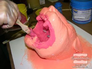 לחיצה להגדלת תמונה מורחים שכבה שניה של סיליקון למריחה Rebound® 25 בתוספת פיגמנט לסיליקון Silc-Pig, כדי להקל על זיהוי האזורים הלא מכוסים בחומר.