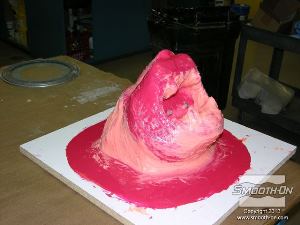 לחיצה להגדלת תמונה ממלאים איזורים בעייתים במודל (זוויות שליליות ופרטים עמוקים) בסיליקון Rebound® 25 הסמיך כדי להקל על הסרת מעיל התמיכה ולמנוע נעילה מכאנית של המודל.