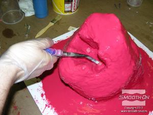 לחיצה להגדלת תמונה מוציאים את הברגים מהחימר ותבנית הסיליקון Rebound® 25 בעזרת כלי מתאים.