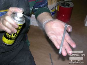 לחיצה להגדלת תמונה מרססים חומר הפרדה לסיליקון Ease Release® 200 על שני ברגים למכונות באורך 5 אינצ' (~12.5 ס