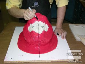 לחיצה להגדלת תמונה מסמנים את קו התפר של מעיל התמיכה על תבנית הסיליקון. חשוב לתכנן את מיקום הקו כך שלא תיווצר נעילה מכאנית של המודל במעיל התמיכה.