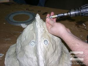 לחיצה להגדלת תמונה קודחים 3 ברגים בקצוות מעיל התמיכה שיעזרו בהרכבתו ונעילתו בהמשך.