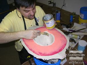 לחיצה להגדלת תמונה מנקים את שאריות מילוי החימר מהמודל ומורחים עליו חומר הפרדה על בסיס וקס Sonite Wax כדי להכין סתימה לחלל.