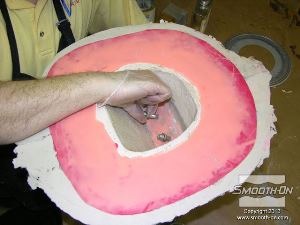 לחיצה להגדלת תמונה מורחים על הברגים חומר הפרדה Sonite Wax II ומבריגים עליהם אומים עד לאמצע האורכם החשוף.