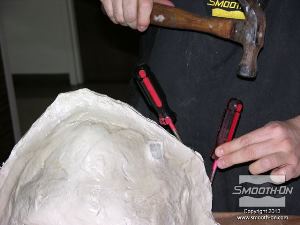 לחיצה להגדלת תמונה מוציאים את הברגים שנועלים את מעיל התמיכה ומפרידים את חצאי התבנית בעזרת פטיש ומברג.