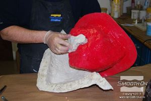 לחיצה להגדלת תמונה מחזירים את פקק הפה למקומו ומסדרים את תבנית הסיליקון Rebound 25 בתוך חצי מאחד של מעיל התמיכה מפוליאורתן Plasti-Paste.