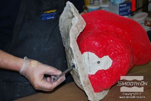 לחיצה להגדלת תמונה מחזירים את הבורג הארוך הראשון דרך החורים בליבות. תפקיד הבורג הוא להחזיק את ליבת גב המודל וליבת הפה במקומם.