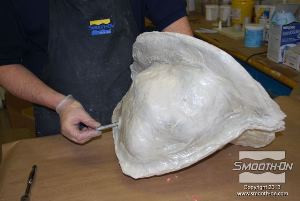 לחיצה להגדלת תמונה מחזירים את הבורג הארוך השני דרך החורים בליבות. תפקיד הבורג הוא להחזיק את ליבת גב המודל וליבת הפה במקומם.