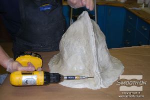 לחיצה להגדלת תמונה נועלים את הברגים בקצוות מעיל התמיכה כדי לסגור אותו היטב.