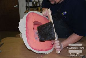 לחיצה להגדלת תמונה מחזירים את פקק גם המודל למקומו בזהירות, כך שינעל על החורים שיצרו הברגים והאומים.