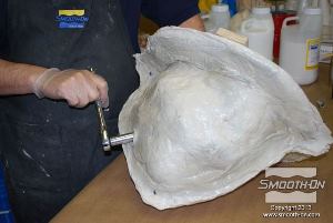 לחיצה להגדלת תמונה מחזקים את הברגים הארוכים כדי שיחזיקו את הפקק בחוזקה במרכז התבנית.