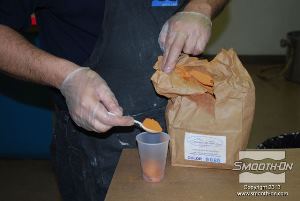 לחיצה להגדלת תמונה כדי להעניק צבע ליציקת הגבס Matrix® NEO, מוסיפים לתערובת אבקת ברזל אוקסיד.