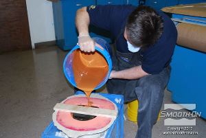 לחיצה להגדלת תמונה יוצקים את תערובת הגבס Matrix® NEO® אל התבנית, מסביב לפקק האחורי.