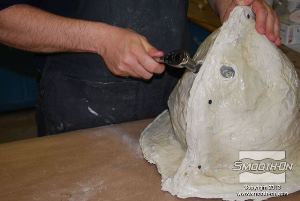 לחיצה להגדלת תמונה לאחר שהגבס מחוזק Matrix® NEO® מתמצק, מתחילים בתהליך החליצה.