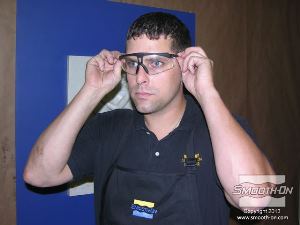 לחיצה להגדלת תמונה בטיחות: מרכיבים משקפי מגן בזמן העבודה עם חומרים להכנת תבניות.