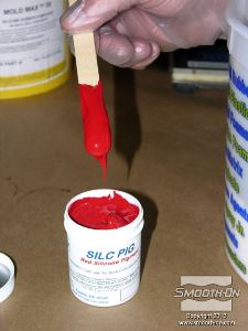 לחיצה להגדלת תמונה סיליקון Mold Max Strock הוא לבן וגם המודל הוא לבן, לכן על מנת שיהיה ניתן להבחים היכן נמרחה שכבת סיליקון מוסיפים פיגמנט לסיליקון מסדרת Sic Pig במקרה זה נבחר פיגמנט אדום.