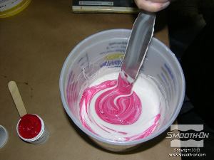 לחיצה להגדלת תמונה יש לערבב היטב את הפיגמנט בתוך תערובת הסיליקון