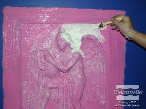 לחיצה להגדלת תמונה לאחר שהשכבה הראשונה התקשתה חלקית - לא עד הסוף (בערך אחרי 45 דקות) יש לערבב כמות נוספת של סיליקון למריחה הפעם ללא פיגמנט. Mold Max Strock הינו לבן לכן יש ניגוד צבעים המקל לראות היכן נמרחה השכבה השניה.