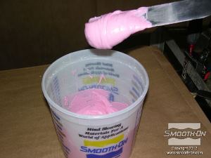 לחיצה להגדלת תמונה הסיליקון הסמיך מאפשר סתימת זוויות שליליות ולהחליק מקומות עם זויות חדות.