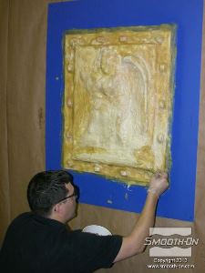 לחיצה להגדלת תמונה יש לוודא כיסוי של חומר גיבוי מעבר למסגרת תבנית הסיליקון.