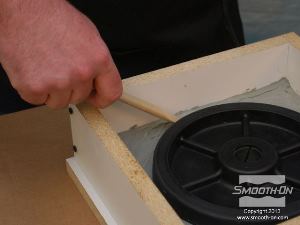 לחיצה להגדלת תמונה מחליקים את החימר בעזרת כלי פיסול.