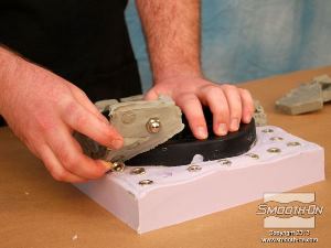 לחיצה להגדלת תמונה מורידים את חימר המעצבים ואת הברגים העגולים.