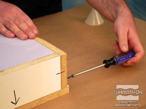 לחיצה להגדלת תמונה מוציאים את הברגים מהקופסה.