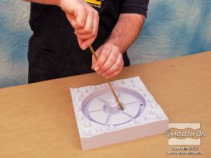 לחיצה להגדלת תמונה לוחצים את צינור הפליז אל תוך תבנית הסיליקון (בחלק לא קריטי).