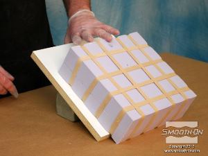 לחיצה להגדלת תמונה מציבים את התבנית בזווית של 45 מעלות כדי לעזור לאוויר לצאת בזמן שהשרף ממלא את חלל התבנית.