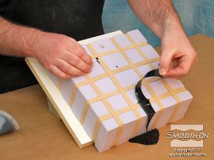 לחיצה להגדלת תמונה מסירים את השרף העודף.