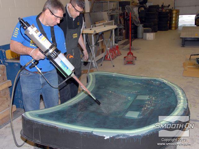 מרססים את הסיליקון EZ~Spray® Silicone 20 על גבי התבנית שעליה נרצה להכין את שקית הואקום הרב פעמית..