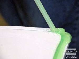 לחיצה להגדלת תמונה מורידים מהמיקסר הסטטי את הראש המרסס. ויוצקים את הסיליקון מסביב לתבנית כדי להכין מסגרת אטימה.