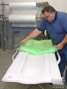 לחיצה להגדלת תמונה גוללים את שקית הואקום מעל גבי התבנית. הסיליקון הוא גמיש וישמור על צורתו.