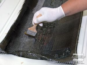 לחיצה להגדלת תמונה האפוקסי מרטיב בקלות את בד סיבי הפחמן.