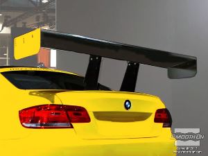 לחיצה להגדלת תמונה כנף סיבי הפחמן הגמורה, מותקנת על אחורי המכונית.