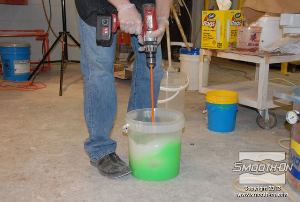 לחיצה להגדלת תמונה מערבבים את סיליקון להברשה הEZ~Brush® Vac Bag Silicone  ומכניסים לתא ואקום על מנת לשחרר את בועות האוויר שנקלעו כתוצאה מהערבוב.