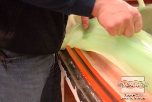 לחיצה להגדלת תמונה התעלה שנחרטה מוקדם יותר משמשת כעת  כנקודת נעילה בכדי להחזיק את שקית הואקום במקומה ולוודא לחץ ואקום מושלם.