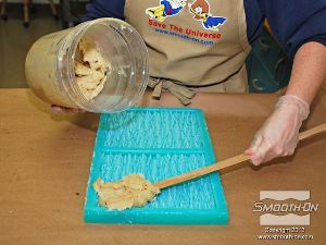 לחיצה להגדלת תמונה מורחים את ה פוליאוריתן מחוזק סיבים  Plasti-Paste® II על התבנית.