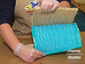 לחיצה להגדלת תמונה לאחר ההתמצקות, מוציאים את הפוליאוריטן למריחה Plasti-Paste® II. החומר העתיק במדוייק את פרטי התבנית.