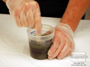 לחיצה להגדלת תמונה בזמן הערבוב חשוב לגרד את תחתית וצידי המיכל מפעם לפעם כדי למנוע מאבקת המתכת לשקוע ולוודא ערבוב אידיאלי.