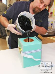 לחיצה להגדלת תמונה שופכים את הפוליאוריתן Smooth-Cast® ONYX אל התבנית.