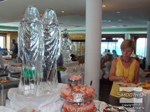 לחיצה להגדלת תמונה פסלי הקרח של ארנסטו על סיפון הQE II. הפסלים מוסיפים מגע אלגנטי למסעדה.