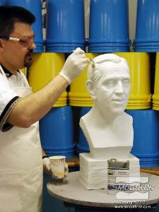 לחיצה להגדלת תמונה פוליאוריטן ידבק לרוב המשטחים לכן חייבים להשתמש בחומר אטימה Super Sael   ולאחריו בספריי סיליקון Universal mold release אופציה נוספת היא להשתמש בוקס נוזלי Ease Release 2831 (במקום חומר האטימה וספריי הסיליקון) . בתמונה מורחים חומר אטימה Super Seal. 