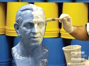 לחיצה להגדלת תמונה השיכבה השניה: יש למדוד ולערבב מנה שניה של פוליאוריטן למריחה הפעם ללא פיגמנט על מנת ליצור ניגודיות שתעזור לוודא כיסוי מלא של הסיליקון מעל השכבה הראשונה. יש למרוח שכבה מעט עבה יותר . 