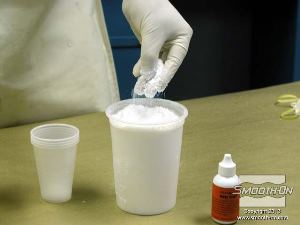 לחיצה להגדלת תמונה מסמיכים את הסיליקון או בעזרת אבקה להסמכה Cab-O-Sil  המטרה למלא זוויות שליליות ולמרוח שכבה עבה במקום המיועד לחיתוך מאוחר יותר. 