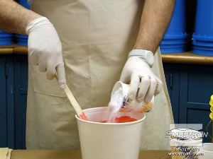 לחיצה להגדלת תמונה מוסיפים מסמיך Cab-O-Sil כל פעם קצת עד לקבלת מידת הסמיכות הרצויה.