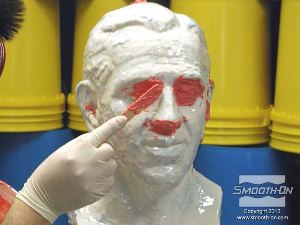 לחיצה להגדלת תמונה את הפוליאוריטן הסמיך מורחים וסותמים חורים כמו עיניים, אוזניים, או כל מקום אחר שיכול ליצור נעילה מכאנית בין הגיבוי של התבנית לבין הפוליאוריטן.