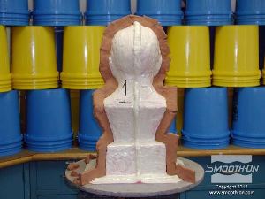 לחיצה להגדלת תמונה החלק האחורי של הפסל יהיה הראשון לקבל את הפוליאוריטן לגיבוי תבניות ה Plasti Paste.  